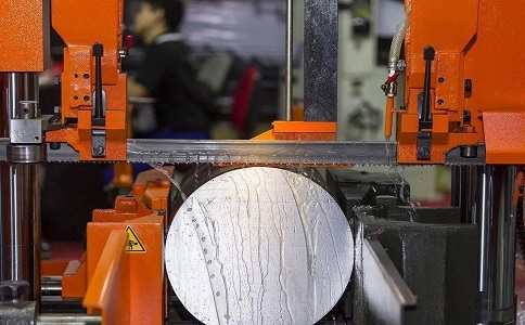 井研立式金属带锯床切削出现跑带故障解决方法！